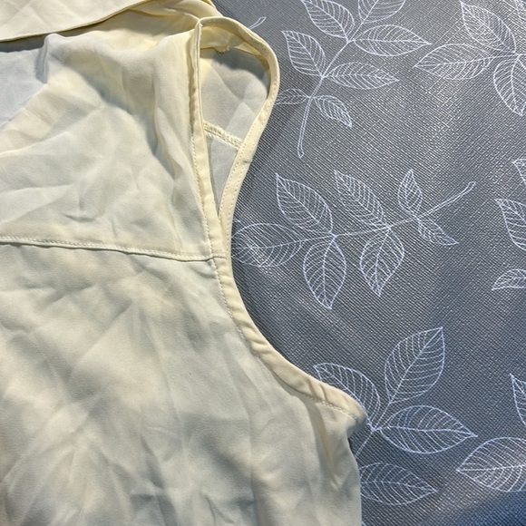 Ladies Suzy Shier Button Up Top. - Picture 7 of 9